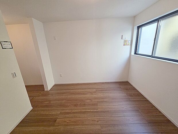 洋室はモダンなデザインと機能性を備え、快適な生活空間に。明るい窓から差し込む自然光が広々とした空間をさらに明るく開放的に感じさせます。  