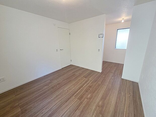 スタイリッシュなデザインと快適な居住性を兼ね備えた洋室。広々とした空間は、自分らしいインテリアを楽しむことができるほか、リラックスした時間を過ごすことができそうです。 