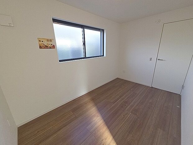 洋室はモダンなデザインと機能性を備え、快適な生活空間に。明るい窓から差し込む自然光が広々とした空間をさらに明るく開放的に感じさせます。  