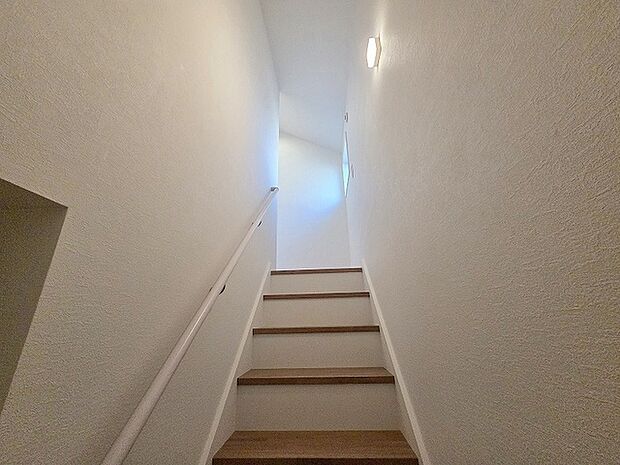 実際に室内をご見学頂くと生活のイメージが広がると思います。家具を置いたイメージや窓からの景色など。周辺で販売に出している物件も一緒にまとめてご見学頂き、比較する事もできます。