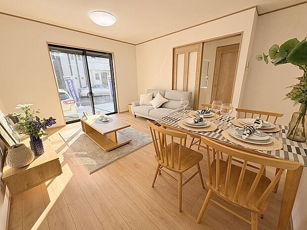 家族の集まるリビングは気持ちの良い自然光が差し込む団欒空間。室内のご見学予約も随時、受付中ですのでお気軽にお問合せください。 