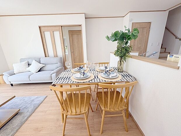 家族が食事するダイニングスペースをキッチンから見渡せる設計に。お料理をしながら家族とのコミュニケーションが増えそうな予感。 