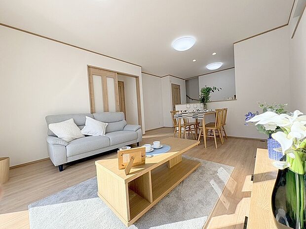 家族の集まるリビングは気持ちの良い自然光が差し込む団欒空間。室内のご見学予約も随時、受付中ですのでお気軽にお問合せください。 