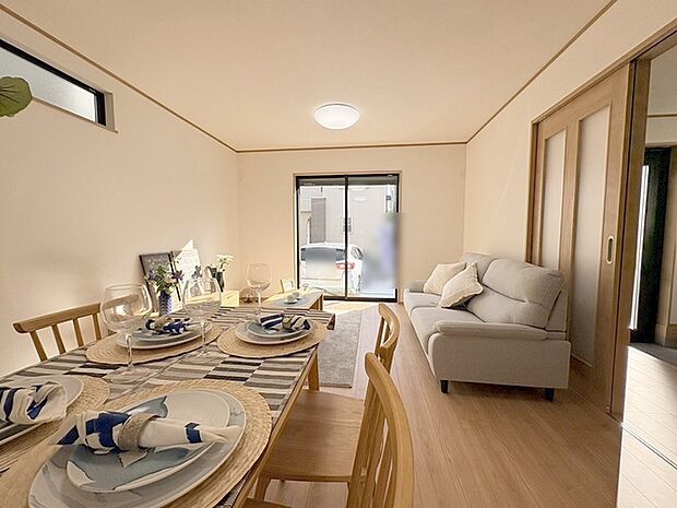 家族が食事するダイニングスペースをキッチンから見渡せる設計に。お料理をしながら家族とのコミュニケーションが増えそうな予感。 