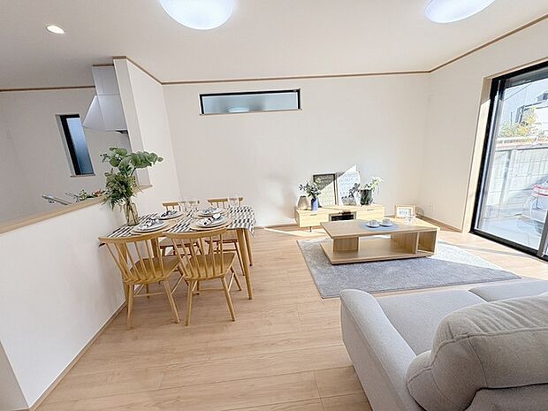 実際に室内をご見学頂くと生活のイメージが広がると思います。家具を置いたイメージや窓からの景色など。周辺で販売に出している物件も一緒にまとめてご見学頂き、比較する事もできます。