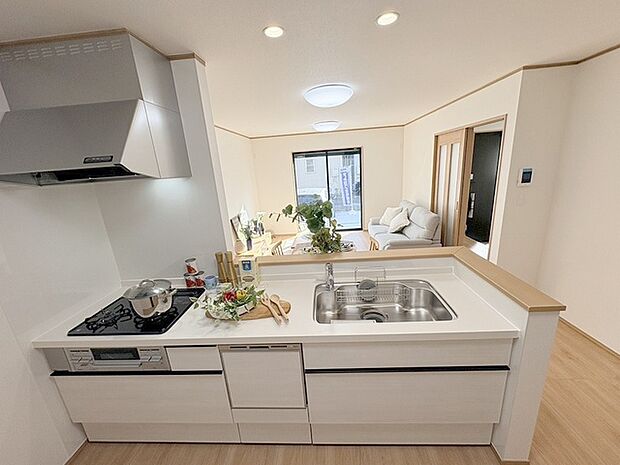 お料理をしながらリビングの家族やゲストとの会話が楽しめるカウンタータイプのキッチン。毎日のお料理を楽しく快適に。 