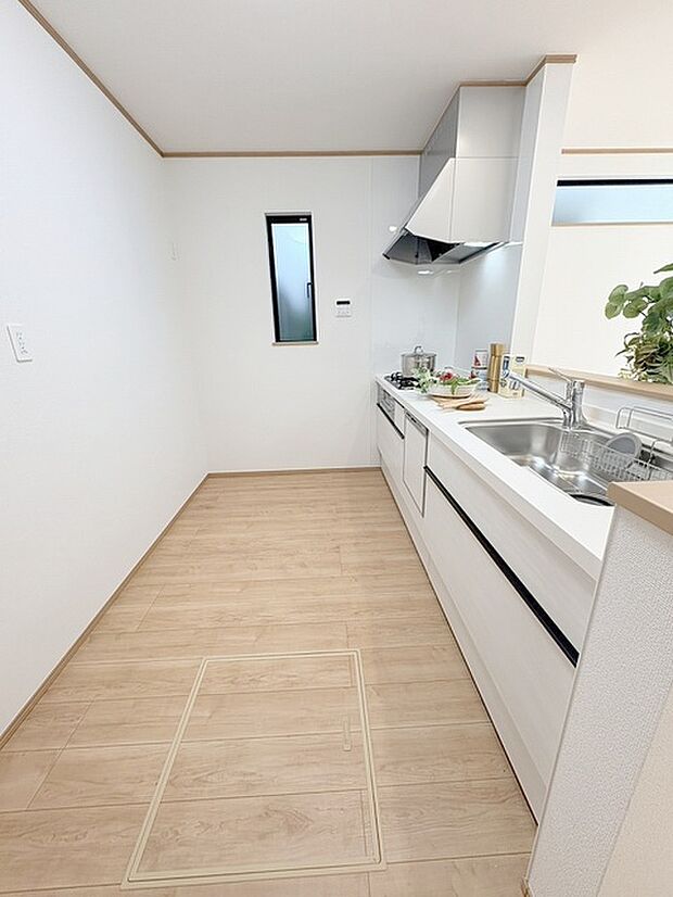 キッチンコンロスペースの近くには、空気の入れ替えが可能な開口部を設置！！ お料理をする際には、換気扇を回しながら匂いが籠らない様に開放してお料理もお楽しみ頂けます。 