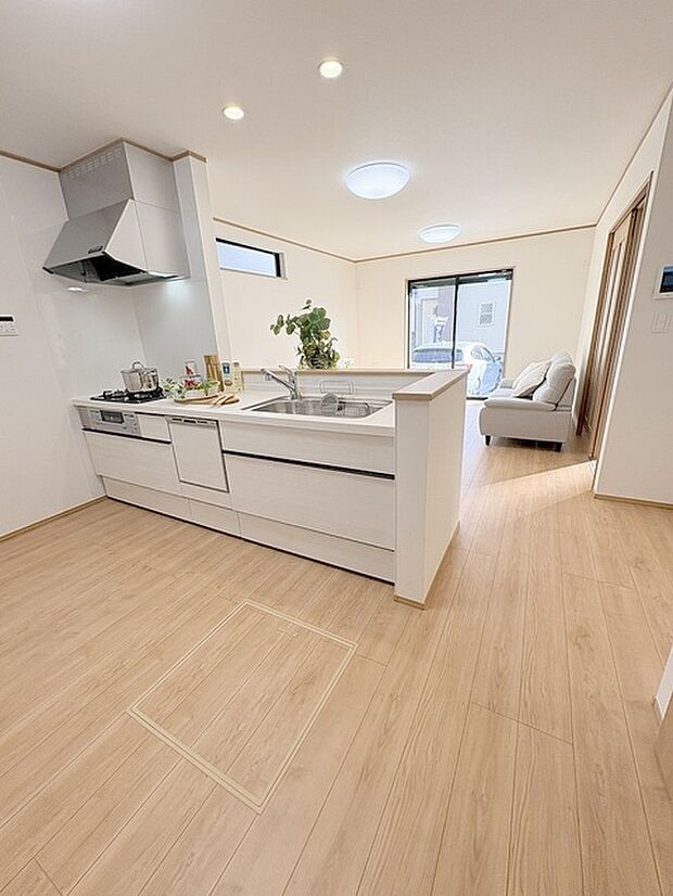 カウンターキッチンならではの開放的な見通し、全体が見渡せることでご家族の団欒スペースもより明るく笑顔が溢れる空間となります。 