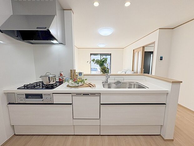 お料理をしながらリビングの家族やゲストとの会話が楽しめるカウンタータイプのキッチン。毎日のお料理を楽しく快適に。 