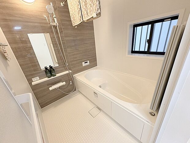 浴室乾燥機の他にも開口部のある浴室スペース。 お風呂上がりの湿気も、窓を開けておくことで改善可能。 お湯につかりながら、ちょっとした露天気分？ 