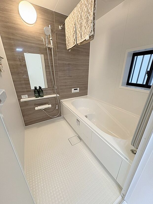 一日の疲れを癒してくれるゆったりとしたバスルームです。 