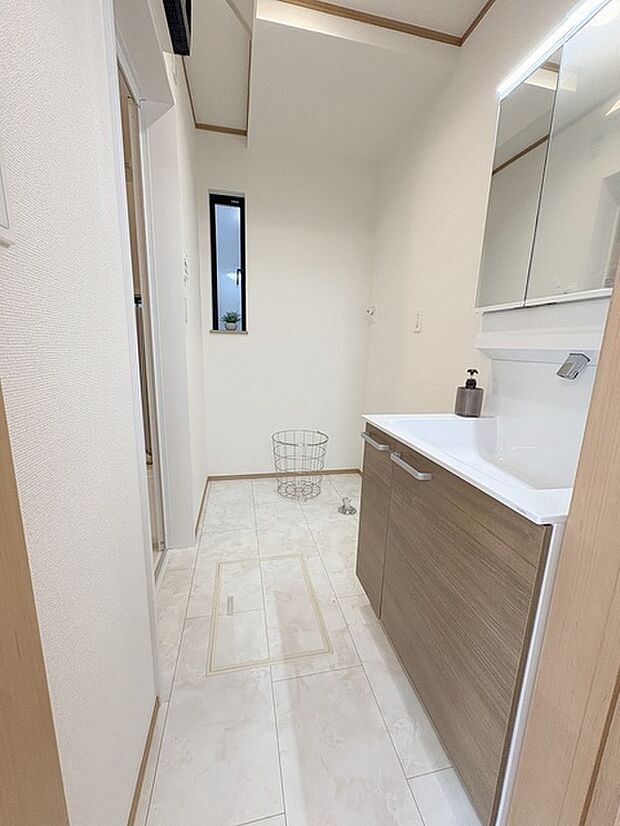 三面鏡に洗面台。 コンセントに照明機能、多機能性を備えた設備です。  