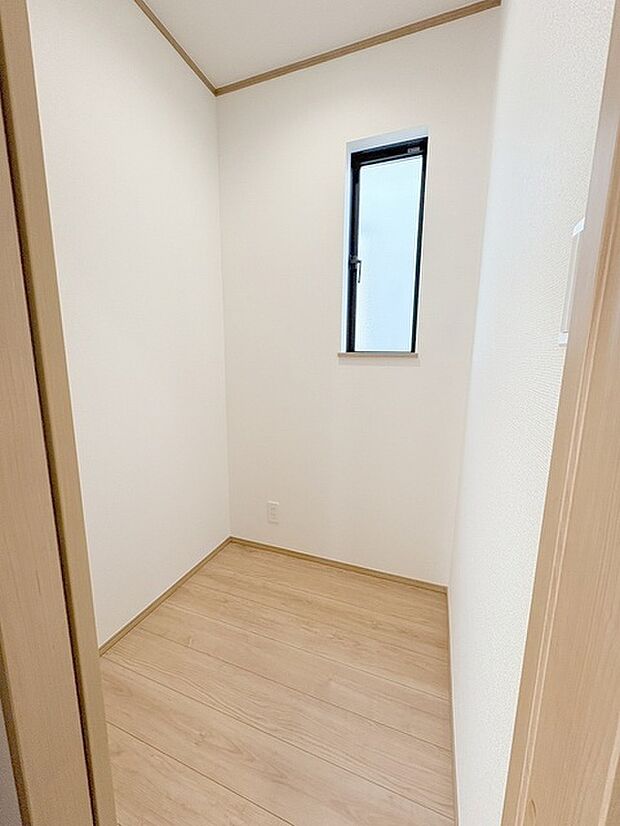 色々な用途に使えるフリースペースのある邸宅。仕事の書斎や趣味の空間や子供のワークスペース、季節物の収納など色々な用途に利用できそうな予感。 