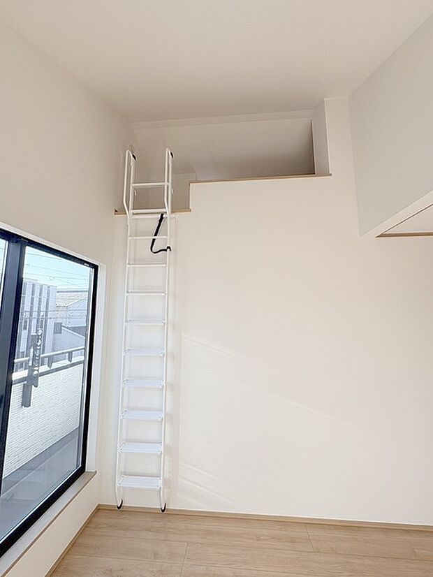 吹抜けの空間を意識した開放感のある間取り。そして上部にロフトを配置。スタイリッシュかつ収納も豊富で長く機能的に住める家を目指して。 