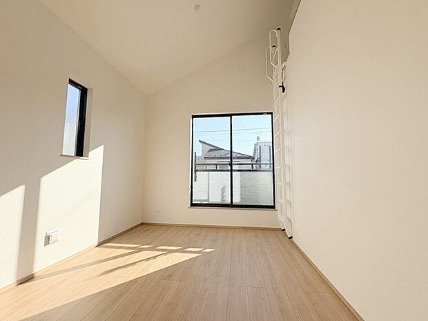 勾配天井の2階のお部屋。この勾配の角度がお洒落な雰囲気を感じさせてくれます。 