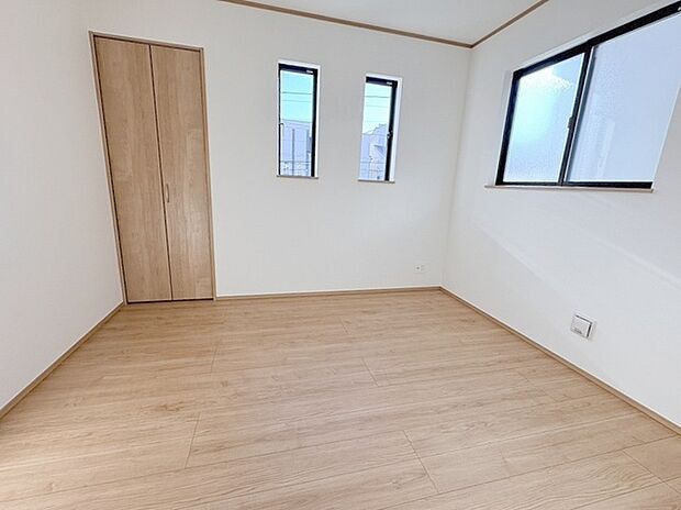 洋室はモダンなデザインと機能性を備え、快適な生活空間に。明るい窓から差し込む自然光が広々とした空間をさらに明るく開放的に感じさせます。  