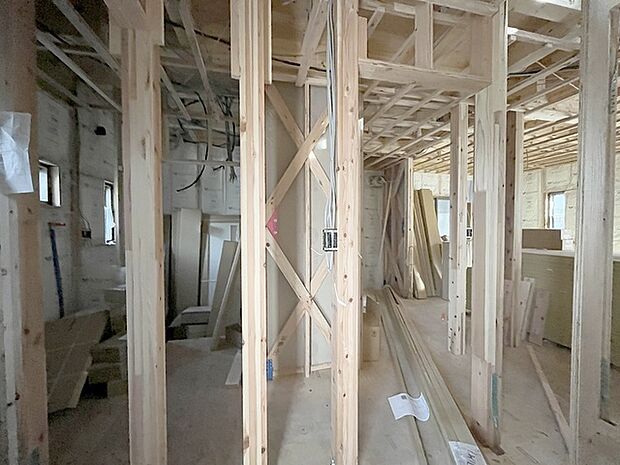 実際に室内をご見学頂くと生活のイメージが広がると思います。家具を置いたイメージや窓からの景色など。周辺で販売に出している物件も一緒にまとめてご見学頂き、比較する事もできます。