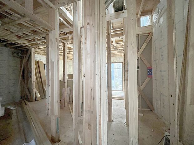 実際に室内をご見学頂くと生活のイメージが広がると思います。家具を置いたイメージや窓からの景色など。周辺で販売に出している物件も一緒にまとめてご見学頂き、比較する事もできます。