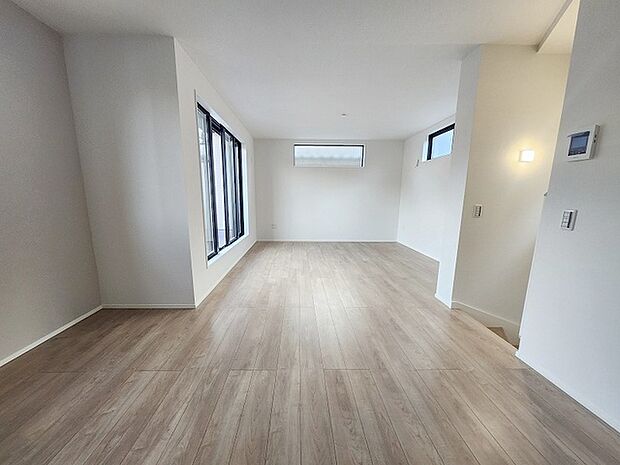 家族の集まるリビングは気持ちの良い自然光が差し込む団欒空間。室内のご見学予約も随時、受付中ですのでお気軽にお問合せください。 