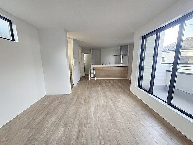 家族が食事するダイニングスペースをキッチンから見渡せる設計に。お料理をしながら家族とのコミュニケーションが増えそうな予感。