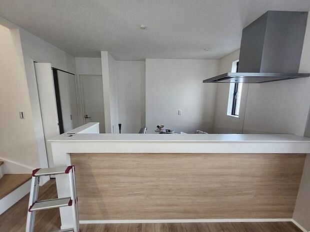 お料理をしながらリビングの家族やゲストとの会話が楽しめるカウンタータイプのキッチン。毎日のお料理を楽しく快適に。