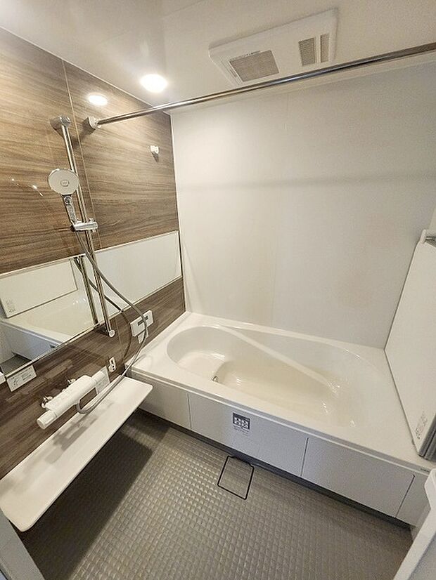 一日の疲れを癒してくれるゆったりとしたバスルームです。 