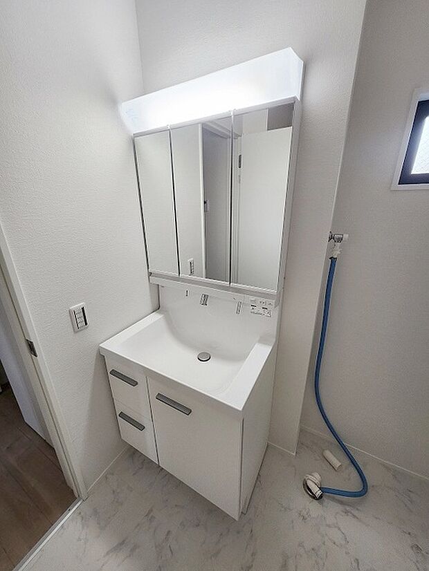 三面鏡に洗面台。 コンセントに照明機能、多機能性を備えた設備です。