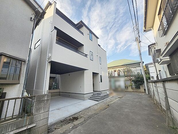 安心して暮らすことのできる住宅街。　住宅地の道路は一般に交通量が少なく車などの騒音が少ないため、住民にとって静かな生活環境が提供されます。 