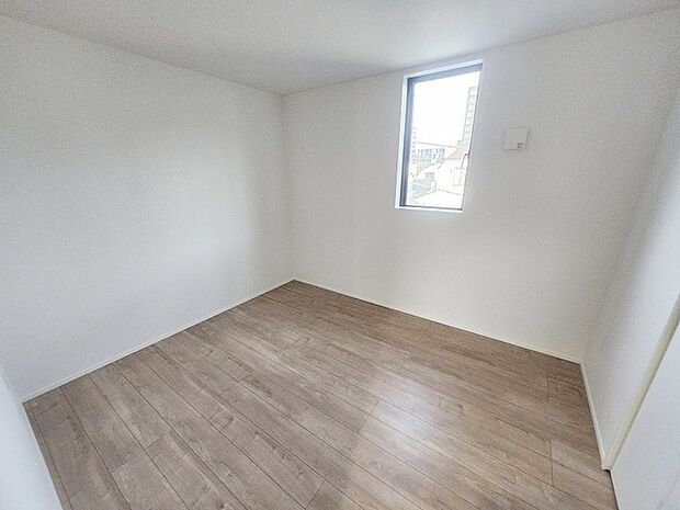 スマートなデザインと賢い収納が生活を快適にします。広々とした雰囲気を演出する工夫が施され、生活空間の魅力を引き出します。