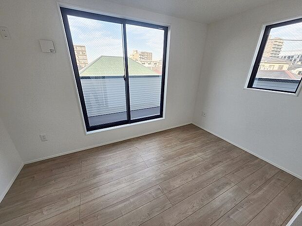 実際に室内をご見学頂くと生活のイメージが広がると思います。家具を置いたイメージや窓からの景色など。周辺で販売に出している物件も一緒にまとめてご見学頂き、比較する事もできます。