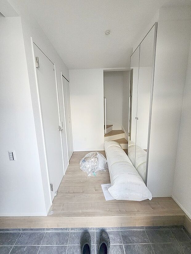 玄関は家の第一印象を左右する重要な場所。ほどよい広さとスタイリッシュな色遣いが印象的です。