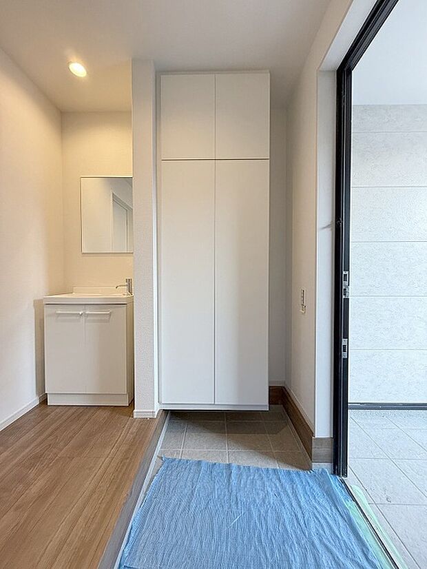 玄関は家の第一印象を左右する重要な場所。ほどよい広さとスタイリッシュな色遣いが印象的です。 