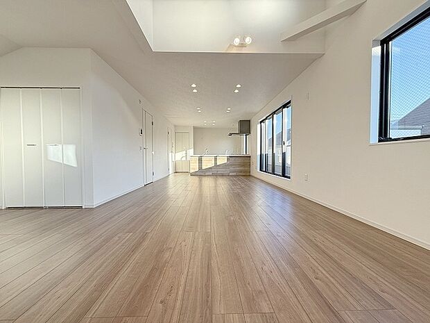 家族の集まるリビングは気持ちの良い自然光が差し込む団欒空間。室内のご見学予約も随時、受付中ですのでお気軽にお問合せください。 