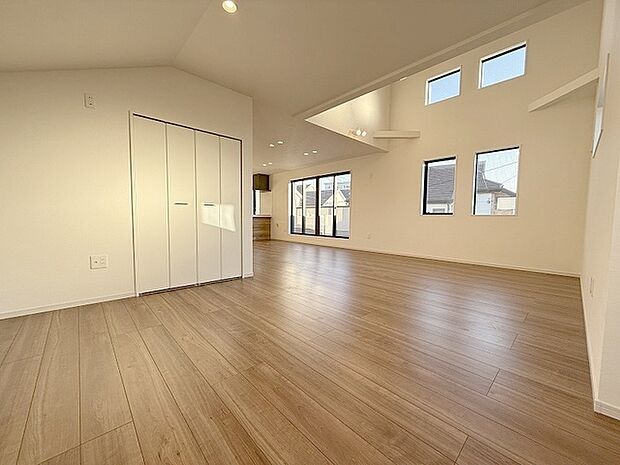 家族が一番集まる場所だから広々としつつも素敵な空間であって欲しい。みんながくつろぐリビングからキッチンまでが一つの空間のように繋がる間取り。