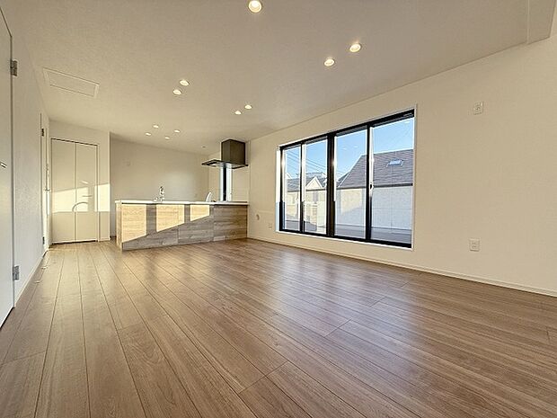 家族が食事するダイニングスペースをキッチンから見渡せる設計に。お料理をしながら家族とのコミュニケーションが増えそうな予感。 