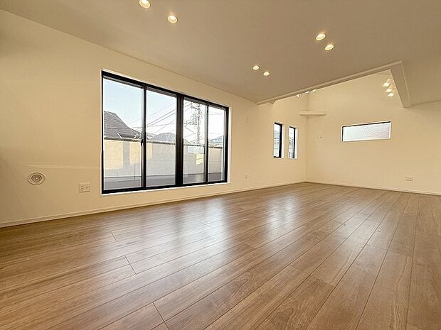 ゆとりのあるサイズのリビングダイニング。 お食事スペースと、お寛ぎ空間を分けてご利用可能。 少し大きめのソファーを置いて、 一家団欒なお時間をご共有ください。 