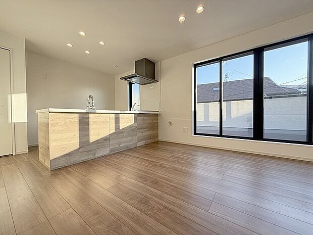 カウンターキッチンならではの開放的な見通し、全体が見渡せることでご家族の団欒スペースもより明るく笑顔が溢れる空間となります。 