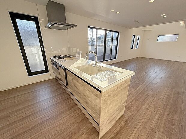 お料理をしながらリビングの家族やゲストとの会話が楽しめるカウンタータイプのキッチン。毎日のお料理を楽しく快適に。 