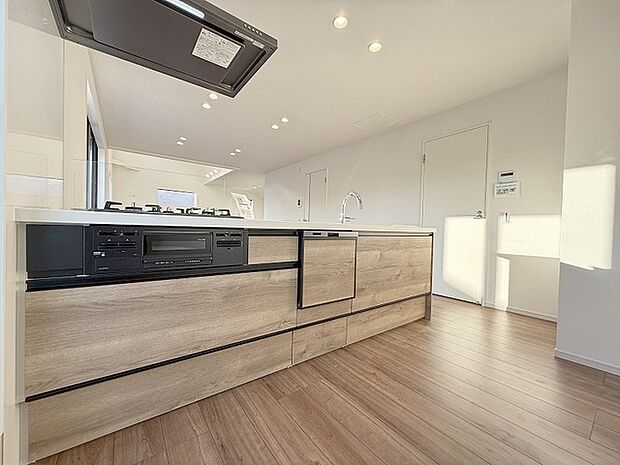 カウンターキッチンは、キッチン側とリビング側に分かれてお店間隔でのお食事も可能！！ お休みの日には、いろいろな楽しみ方を家族みんなでお楽しみください 