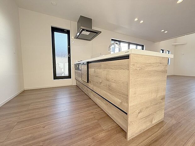 お料理をしながらリビングの家族やゲストとの会話が楽しめるカウンタータイプのキッチン。毎日のお料理を楽しく快適に。 