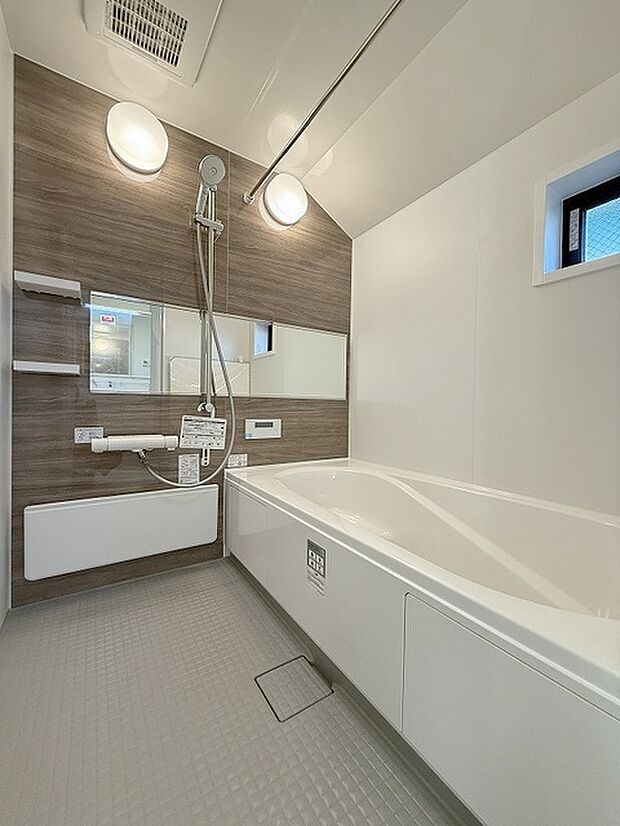 浴室乾燥機の他にも開口部のある浴室スペース。 お風呂上がりの湿気も、窓を開けておくことで改善可能。 お湯につかりながら、ちょっとした露天気分？ 