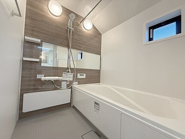 一日の疲れを癒してくれるゆったりとしたバスルームです。 