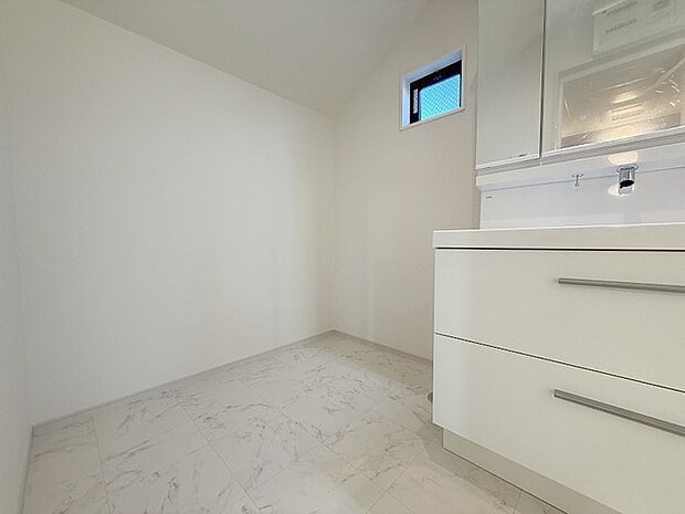 使いやすいタイプの洗面化粧台のあるランドリースペース