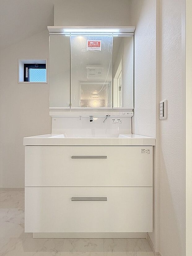 三面鏡に洗面台。 コンセントに照明機能、多機能性を備えた設備です。  