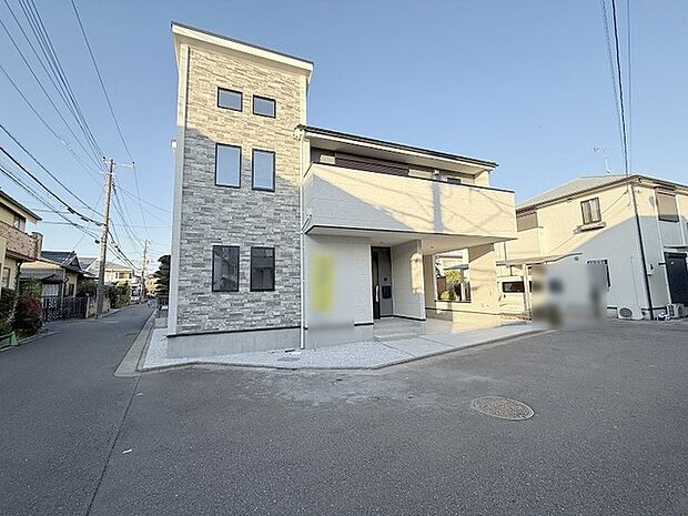 周辺の街並みの中で適度な主張、生活に溶け込むシンプルなデザインの外観が魅力の一戸建です。