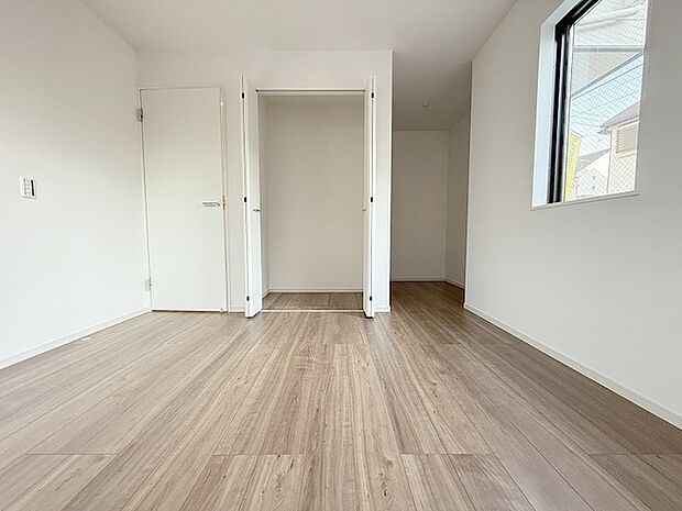 スタイリッシュなデザインと快適な居住性を兼ね備えた洋室。広々とした空間は、自分らしいインテリアを楽しむことができるほか、リラックスした時間を過ごすことができそうです。