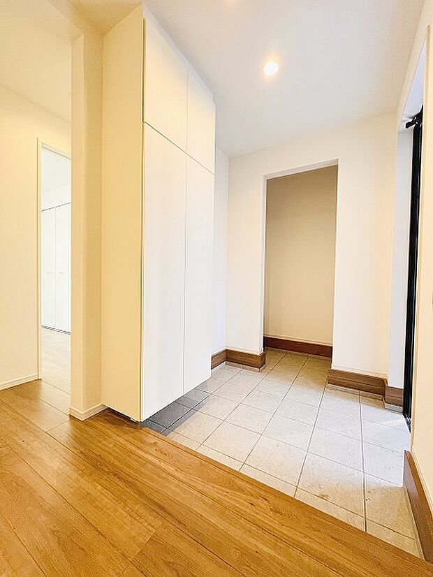 玄関は家の第一印象を左右する重要な場所。ほどよい広さとスタイリッシュな色遣いが印象的です。 