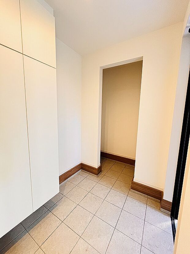 靴が沢山ある方には嬉しいシューズクローク。ベビーカーやゴルフバッグなども置けそうなスペースに 