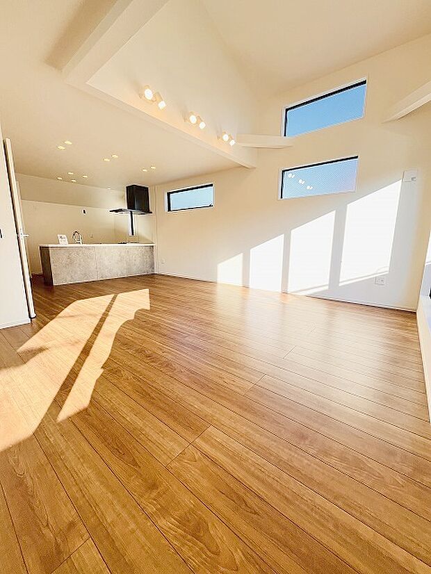 家族の集まるリビングは気持ちの良い自然光が差し込む団欒空間。室内のご見学予約も随時、受付中ですのでお気軽にお問合せください。 