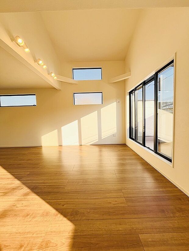 家族が一番集まる場所だから広々としつつも素敵な空間であって欲しい。みんながくつろぐリビングからキッチンまでが一つの空間のように繋がる間取り。 